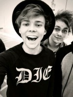 /album/fenykepgaleria/ashton-irwin-and-michael-clifford-jpg1/